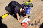 小伙当街跪求网恋女友见面 烈日下晕倒(组图)