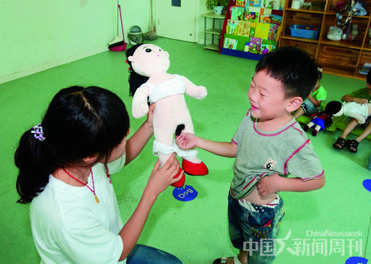 8月29日，河南郑州市一家私立幼儿园的性健康教育课程上，一个男孩在老师的引导下去识别仿真布娃娃的生殖器官。图/CFP