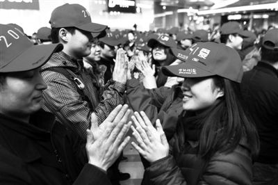 报告称15%女性不接受“半裸婚” 网恋实名制不现实
