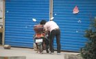 网友曝光＂锁车男＂要挟女生谈恋爱(图)