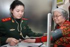 武警后勤学院附属医院为养老中心老人送健康