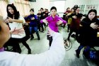 图文：妇幼保健院里准妈妈们做健身操